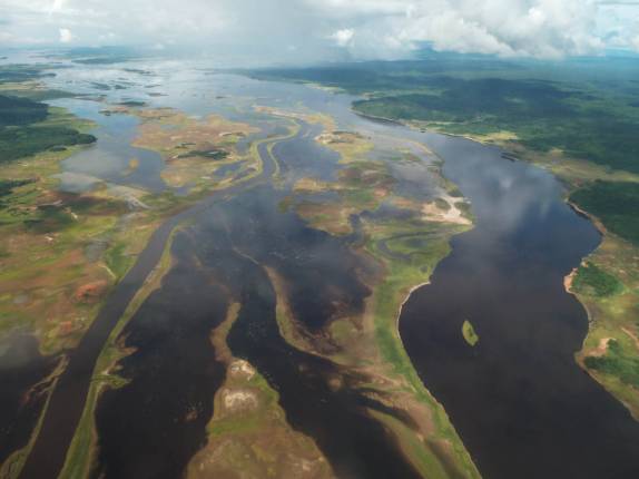 Represa alaga uma vasta planície ao norte do Parque Nacional Canaima, no caminho para Ciudad Bolívar, na Venezuela